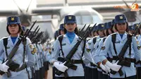 Ketegasan terpancar dari wajah anggota Korps Wanita Angkatan Udara (Wara) saat perayaan HUT TNI ke 68 (Liputan6.com/ Helmi Fithriansyah)