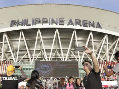 Penonton selfie jelang upacara pembukaan SEA Games 2019 di Philipine Arena Bulacan, Manila, Sabtu (30/11). Pesta olahraga se-Asia Tenggara ini akan berlangsung hingga 11 Desember. (Bola.com/M Iqbal Ichsan)