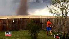 Saat bahaya Tornado mengancam, Theunis Wesel malah asik memotong rumput.