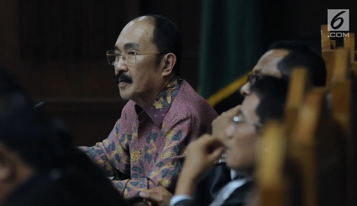 Terdakwa perkara merintangi penyidikan KPK pada kasus korupsi e-KTP, Fredrich Yunadi bersama penasehat hukumnya saat mengikuti sidang lanjutan di Pengadilan Tipikor, Jakarta, Kamis (17/5). (Liputan6.com/Helmi Fithriansyah)