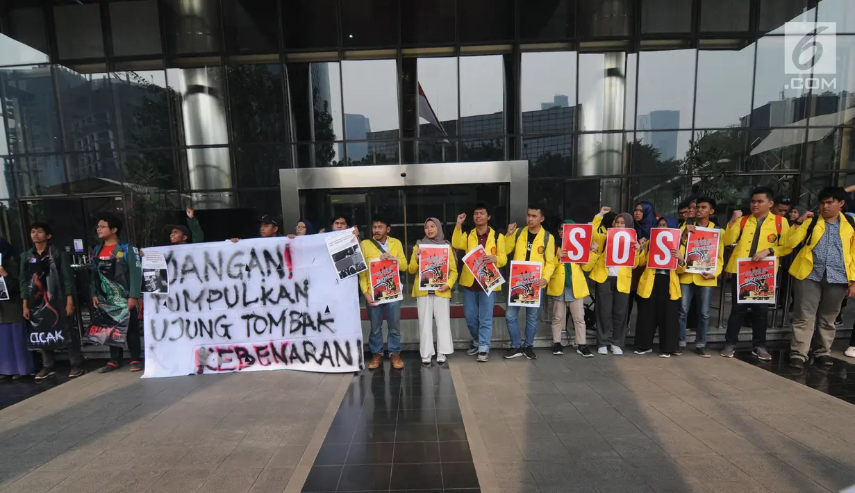 Perwakilan mahasiswa dari berbagai universitas melakukan aksi dukungan terhadap KPK di lobi Gedung Merah Putih, Jakarta, Kamis (12/9/2019). Aksi dilakukan sebagai bentuk penolakan terhadap perubahan Undang-undang Komisi Pemberantasan Korupsi atau revisi UU KPK. (merdeka.com/Dwi Narwoko)