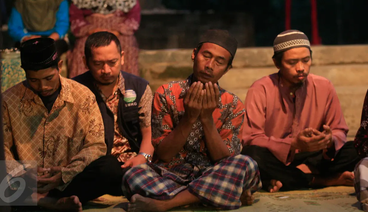 Sejumlah warga menggelar doa bersama memperingati 10 tahun Gempa Yogyakarta di Kabupaten Bantul, Jumat (27/5). Acara itu untuk mengenang 10 tahun gempa yang menewaskan ribuan orang dan ratusan ribu rumah rusak pada 27 Mei 2006. (Liputan6.com/Boy Harjanto)