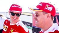 Dua pebalap Ferrari, Kimi Raikkonen (kiri) dan Sebastian Vettel, diprediksi tak akan menjadi juara dunia F1 2017. (Bola.com/Twitter/ScuderiaFerrari)