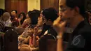 Anak berkebutuhan khusus atau penyandang difabel melakukan misa Paskah didampingi  keluarga di Gereja Santo Ignatius, Jakarta, Minggu (5/4). Misa hari ini diperuntukan bagi anak difabel agar menjalani ibadah dengan kushuk. (Liputan6.com/Faizal Fanani)