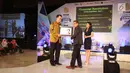 Motivator Tung Desem Waringin menerima cendramata saat EGTC 2017 di Universitas Gadjah Mada, Yogyakarta, Rabu (1/11). EGTC 2017 berlangsung dua hari pada Selasa 31 Oktober 2017 dan Rabu 1 November 2017. (Liputan6.com/Helmi Afandi)