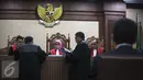 Jaksa dan penasehat hukum Abdul Khoir menghadap hakim saat sidang perdana Abdul Khoir di Pengadilan Tipikor, Jakarta, Senin (4/4). Khoir didakwa memberikan suap sebesar Rp38,51 M kepada anggota DPR dan 1 pejabat Kemen PUPR. . (Liputan6.com/Faizal Fanani)