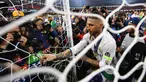 Kapten Real Madrid, Sergio Ramos, Menggunting jaring gawang setelah memenangkan final Liga Champions dengan mengalahkan Juventus 4-1 di Stadion Millennium, Cardiff, (03/06/2017). (EPA/Andy Rain)