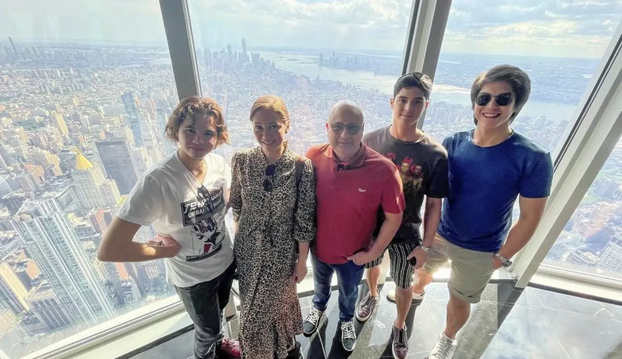 Ketiga anak Maia pun terlihat dekat dengan ayah sambungnya. Al, El, dan Dul terlihat menghabiskan liburan bersama mengenakan baju santai mereka. Credit: Instagram  (@maiaestiantyreal)