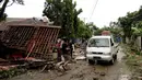 Warga memeriksa kerusakan rumah mereka setelah tsunami menerjang Pantai Carita, di perairan Banten, Minggu (23/12). Tsunami menerjang pantai di Selat Sunda, khususnya di daerah Pandenglang, Lampung Selatan, dan Serang. (SEMI / AFP)