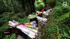 Masyarakat suku Baduy Luar berjalan kaki membawa bantuan berupa karpet untuk didistribusikan kepada korban kebakaran Kampung Cisaban II, Desa Kanekes, Banten, Kamis (01/6). Bantuan didistribusikan untuk 83 rumah. (Liputan6.com/Fery Pradolo)