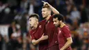 Striker AS Roma, Edin Dzeko, bersama rekan-rekannya merayakan gol ke gawang Palermo pada laga Serie A di Stadion Olimpico, Roma, Minggu (23/10/2016). Dzeko menjadi top scorer Serie A dengan 29 gol. (EPA/Ricardo Antimiani)