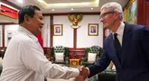 Selebaran foto yang dirilis pada 17 April 2024 oleh Kementerian Pertahanan Indonesia ini menunjukkan Menteri Pertahanan Indonesia dan Presiden terpilih Prabowo Subianto (kiri) bertemu dengan CEO Apple Timothy Donald Cook atau Tim Cook di Kantor Kementerian Pertahanan di Jakarta. (Handout/Kementerian Pertahanan Indonesia/AFP)