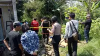 Lokasi temuan sandal bocah yang ditemukan tewas dalam karung (Liputan6.com/Darno)