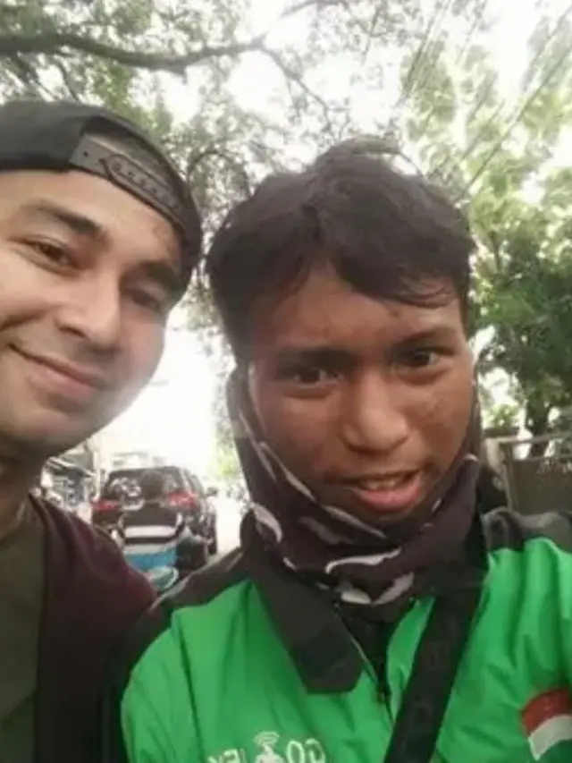 6 Potret Seleb Naik Ojek Online, Driver Bahagia Banget