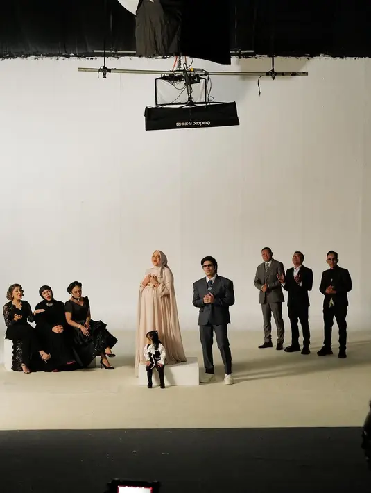 Aurel dan Atta serta baby Ameena diapit oleh ketiga nenek dan tiga kakenya. Anang Hermansyah, diapit oleh Raul Lemos dan Halilintar Anofial Asmid. Sedangkan di sebelah kanan Aurel ada sang ibu, Krisdayanti Geni Faruk dan Ashanty. [Instagram/ashanty_ash]