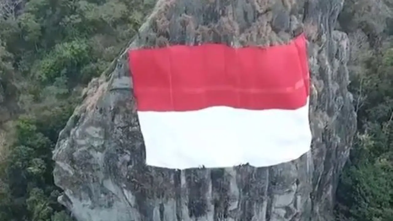 [Bintang] Menyambut HUT RI ke-73, Bendera Merah Putih Raksasa Berkibar di Gunung Api Purba