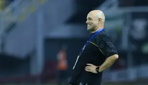 Pelatih Persebaya Surabaya, Bernardo Tavares, tampak kecewa setelah ditaklukkan Madura United pada lanjutan BRI Super League 2025/2026 di Stadion Gelora Bung Tomo Jumat (17/4/2026). (Bola.com/M Iqbal Ichsan)