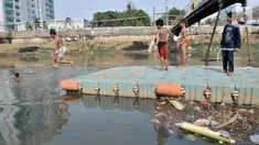 Anak-anak berenang di Kanal Banjir Barat, Jakarta, Minggu (3/11/2019). Banyaknya sampah yang menggenang tidak menghentikan keseruan anak-anak berenang di Kanal Banjir Barat. (merdeka.com/Iqbal Nugroho)