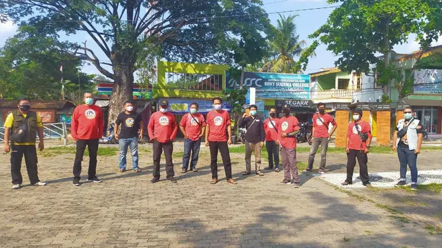Tim Pemulasaran Jenazah dari Relawan Covid-19 Kecamatan Cepu, Kabupaten Blora, ketika berkumpul tidak berpakaian hazmat. (Liputan6.com/Ahmad Adirin)