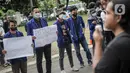 Sejumlah mahasiswa UNY berjalan berorasi saat menggelar aksi di depan Gedung Kemendikbud, Jakarta, Jumat (10/2/2023). Dengan memaksa masuk untuk melakukan aksi di dalam lingkungan Kemendikbud, mahasiswa UNY memberikan baju dansa sebagai bentuk protes terkait mahalnya biaya kuliah di Indonesia. (Liputan6.com/Faizal Fanani)