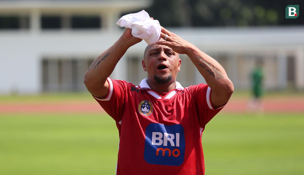 <p>Legenda sepak bola Brasil, Roberto Carlos beraksi sebagai pelatih pada Fourfeo Mini Tournament yang diikuti pemain U-16 saat BRImo Future Garuda di Stadion Madya Senayan, Jakarta, Kamis (01/06/2023). (Bola.com/Bagaskara Lazuardi)</p>