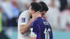 Di balik kemenangan 2-0 Timnas Argentina atas Polandia dalam laga pamungkas di Grup C Piala Dunia 2022 yang berlangsung pada Kamis (1/12/2022) dini hari WIB di 974 Stadium, Doha, Qatar, tersaji momen-momen menarik yang melibatkan dua kapten tim yang saling berhadapan, siapa lagi kalau bukan Lionel Messi dan Robert Lewandowski. Mulai jelang kick-off hingga usai laga keduanya menyajikan momen-momen yang menarik untuk dicermati. Berikut sebagian momen-momen tersebut. (AFP/Giuseppe Cacace)