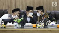 Ketua MUI Bidang Fatwa Asrorun Niam Sholeh (kanan) saat konferensi pers terkait vaksin Zifivax di Kantor MUI, Jakarta, Sabtu (9/10/2021). (Liputan6.com/Faizal Fanani)