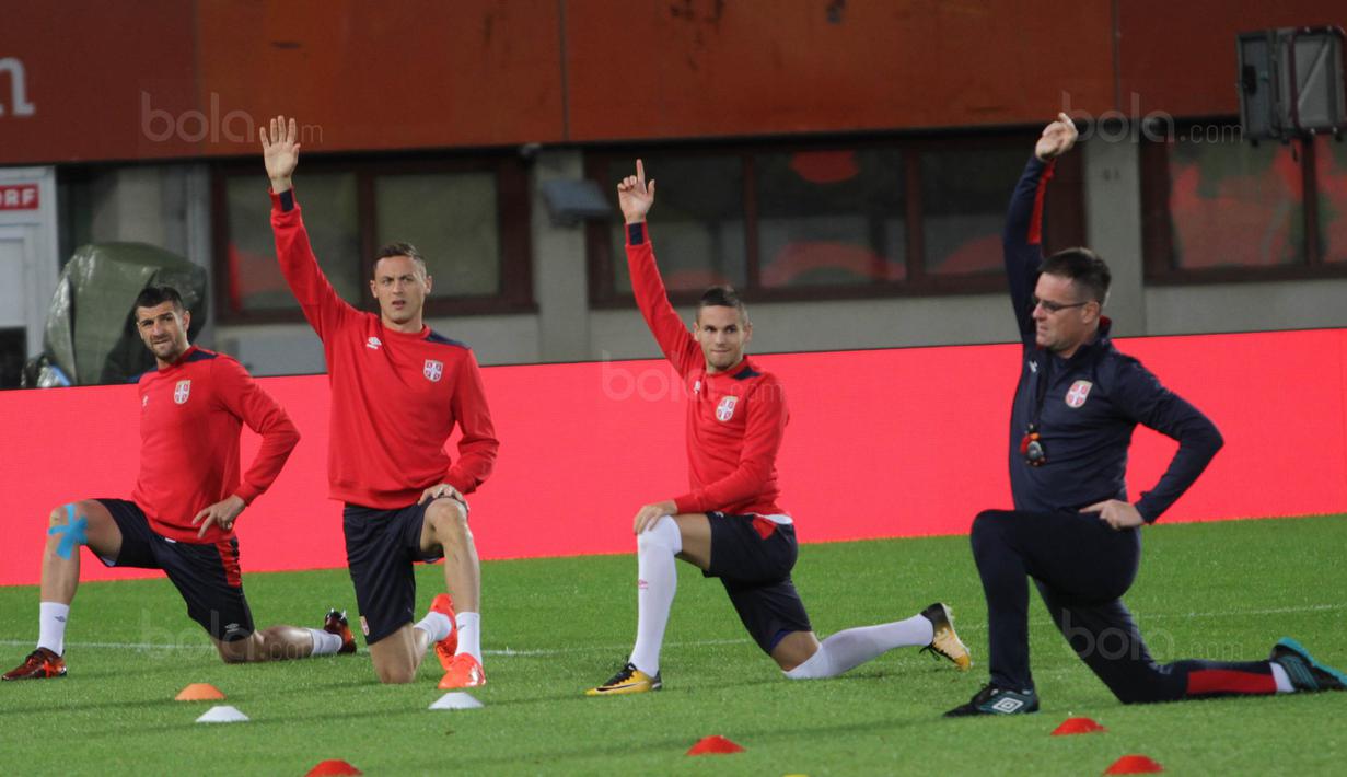 Para pemain Serbia melakukan pemanasan saat latihan di Stadion Ernst Happel, Wina, Kamis (5/10/2017). Serbia akan menghadapi Austria pada laga kualifikasi Piala Dunia 2018. (Bola.com/Reza Khomaini)