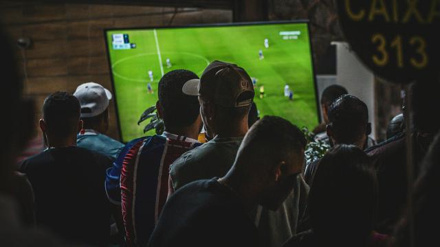 Ilustrasi nonton bareng, menonton sepak bola