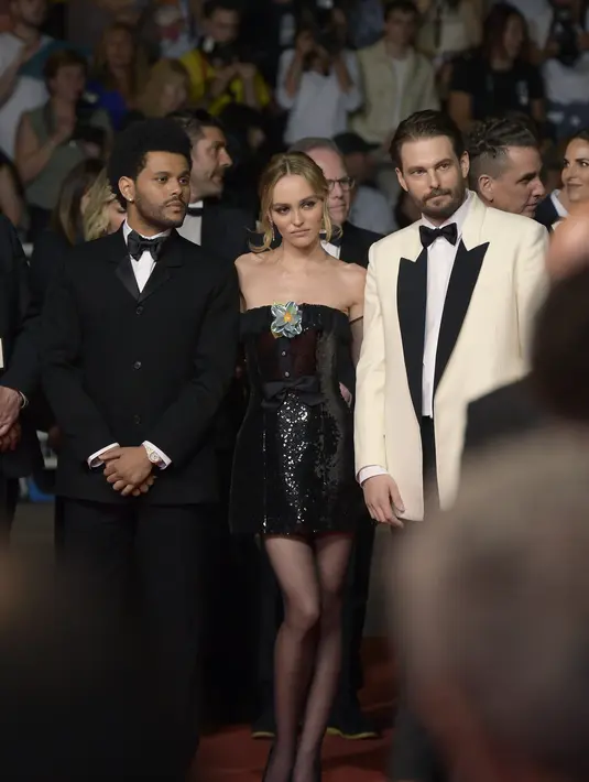 Di rangkaian acara Cannes Film Festival 2023, keduanya mengenakan dua kostum berbeda. Untuk momen red carpet, Lily-Rose Depp tampil menawan dengan strapless little black sequins dress, lengkap dengan gloves panjang transparan yang serasi dengan stokingnya. Foto: Document/Chanel.