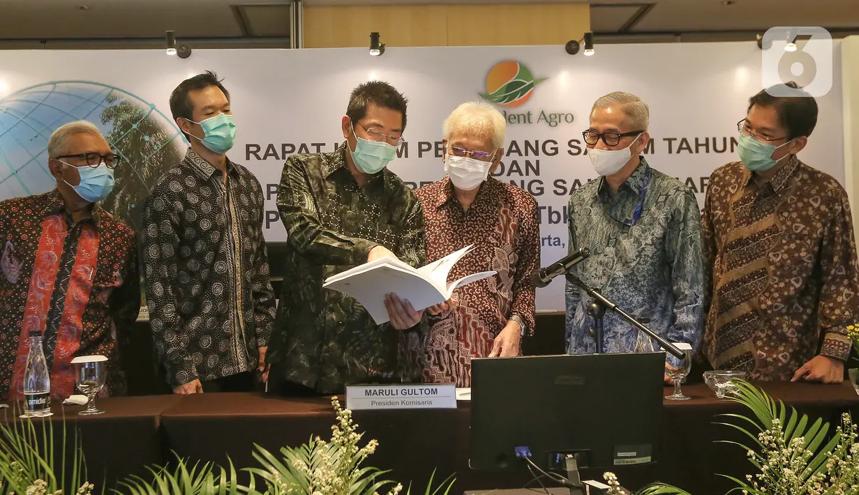 Presdir PT Provident Agro Tbk (PALM) Tri Boewono (ketiga kiri) saat berbincang dengan Presiden Komisaris, Komisaris Independen dan jajaran Direktur di sela RUPST dan RUPSLB) di Jakarta, Kamis (30/7/2020). PALM mencatatkan kenaikan pendapatan 25% pada Semester I-2020. (Liputan6.com/Fery Pradolo)