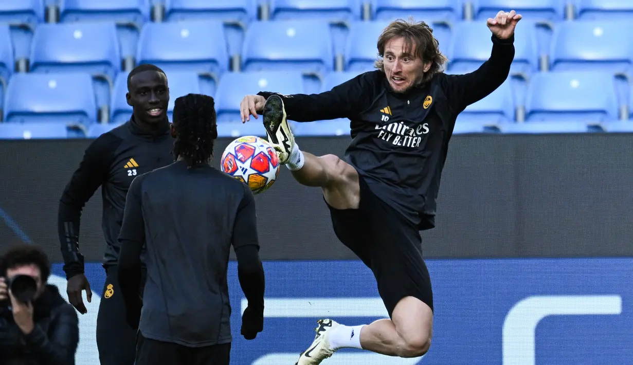 Gelandang Real Madrid #10 Luka Modric mengontrol bola selama sesi latihan menjelang leg kedua perempat final Liga Champions 2023/2024 di Stadion Etihad, di Manchester, Selasa (16/4/2024). (Oli SCARFF / AFP)