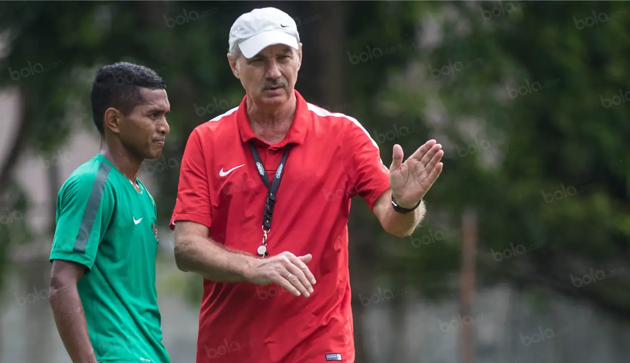 Pelatih Timnas Indonesia, Alfred Riedl, memberikan instruksi kepada Abduh Lestaluhu saat sesi latihan di Lapangan SPH Karawaci, Banten, Senin (12/12/2016). (Bola.com/Vitalis Yogi Trisna)