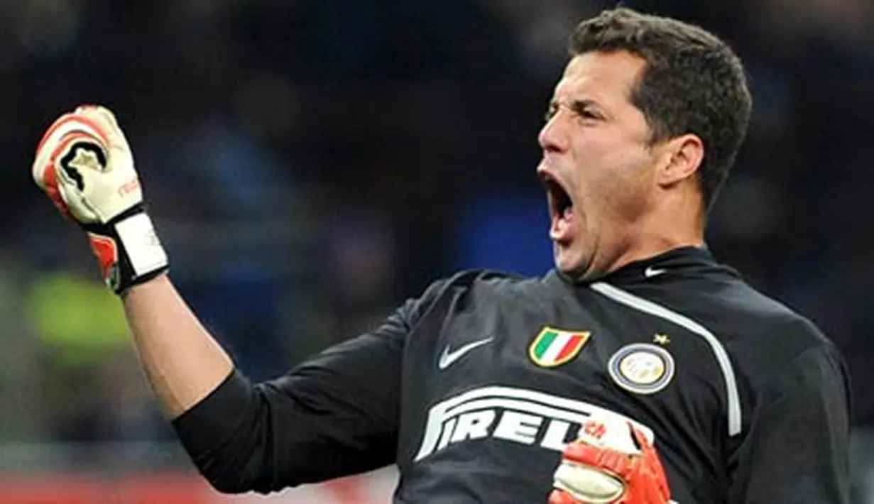 Inter Milan's goalkeeper Julio Cesar celebrates as Inter Milan's midfielder Sulley Ali Muntari scores against Juventus during their Italian Serie A football match on November 22, 2008 at San Siro Stadium in Milan. AFP PHOTO / ALBERTO PIZZOLI 