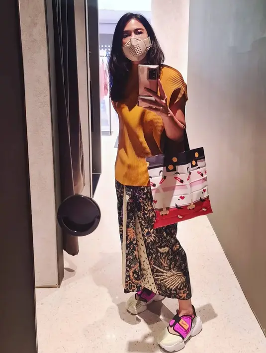 Bermain tabrak warna namun tetap menghasilkan look ciamik saat pakai kain batik (Foto: Instagram @therealdisastr)