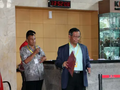 Mantan Ketua Mahkamah Konstitusi, Mahfud MD tiba-tiba mendatangi Gedung KPK, Jakarta, Jumat (4/9/2015). Mahfud enggan banyak berkomentar soal kedatangannya ke KPK. (Liputan6.com/Helmi Afandi)