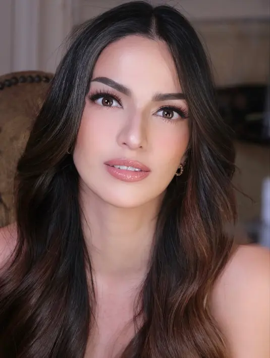 Pertahankan cantik alami, Dhirman poles bibir Nia dengan lipstik nude dan sentuhan gloss. Sehingga wajahnya terlihat lebih fresh dan sehat [@dhirmanputra]