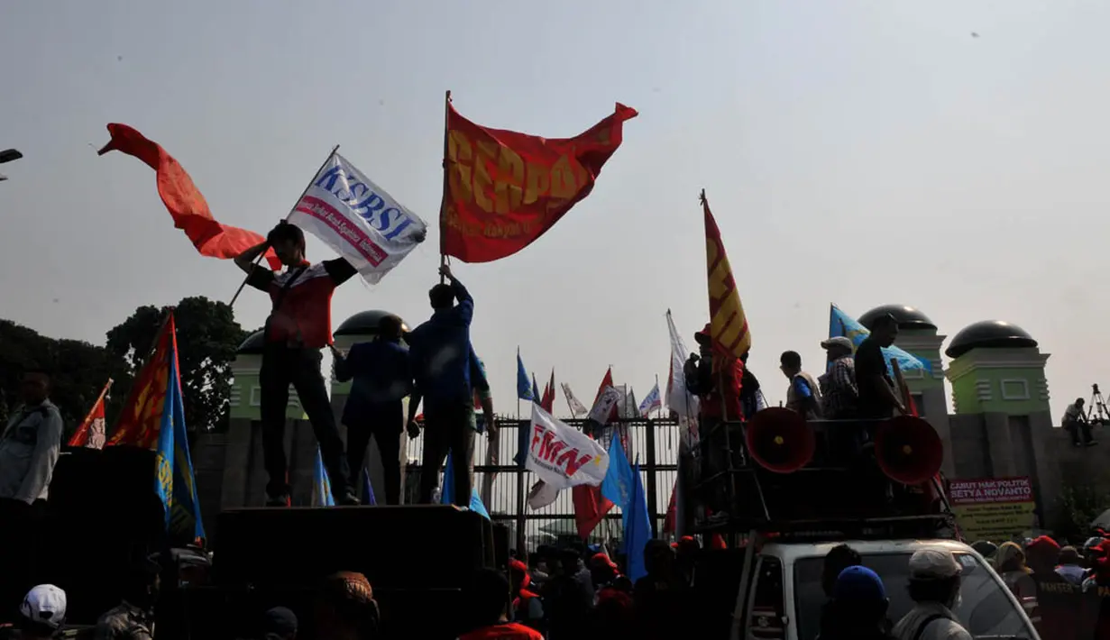 Massa berasal dari buruh, mahasiswa, dan beberapa perwakilan kepala daerah dan bupati dari beberapa daerah tersebut menyatakan penolakannya terhadap pengesahan RUU Pilkada, Jakarta, (25/9/14). (Liputan6.com/Johan Tallo)