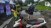 Warga saat mengantarkan motornya yang akan diberangkatkan menuju kampung halaman saat  kegiatan program mudik motor gratis Lebaran 2024 di Terminal Pondok Cabe, Tangerang Selatan, Banten, Jumat (5/4/2024). (merdeka.com/Arie Basuki)