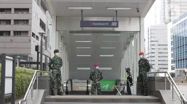 Personil TNI berjaga di Stasiun MRT Bundaraan HI, Jakarta, Selasa (26/5/2020). Kedepannya aparat gabungan TNI dan Polri akan dikerahkan ke berbagai lokasi keramaian untuk mengawasi aktivitas masyarakat dalam penerapan new normal di tengah pandemi covid-19. (Liputan6.com/Johan Tallo)