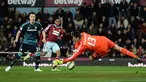 Kiper Chelsea, Thibaut Courtois saat menghalau bola tendangan penyerang West ham Diafra Sakho saat Laga Liga Premier Inggris di Stadion Boleyn Ground, Inggris, Rabu (4/3/2015). Chelsea menang 1-0 atas West ham. (Reuters/Tony O'Brien) 