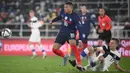 Pemain Prancis Kylian Mbappe (kiri) dan bek Finlandia Robert Ivanov bersaing memperebutkan bola pada pertandingan sepak bola kualifikasi Grup D Piala Dunia 2022 di Stadion Olimpiade, Helsinki, Finlandia, 16 November 2021. Prancis menang 2-0. (FRANCK FIFE/AFP)