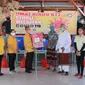 Foto : Keluarga besar Hindu Kupang, NTT saat menyerahkan bantuan sosial bagi warga yang terdampak covid-19 (Liputan6.com/Ola Keda)