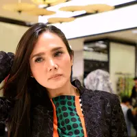 Seperti diketahui, setelah rumah tangganya dengan Maia Estianty, kandas, Ahmad Dhani menikah dengan Mulan Jameela. Lantas seperti apa komentar penyanyi itu melihat aksi suaminya yang mengunggah foto nikah pertamanya. (Adrian Putra/Bintang.com)