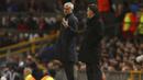 Pelatih Manchester United, Jose Mourinho (kiri) berbincang dengan pelatih St.Etienne, Christophe Galtier pada leg pertama babak 32 besar Liga Europa Old Trafford stadium, Manchester, (16/2/2017).  (AP/Dave Thompson)