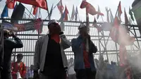 Suasana unjuk rasa di depan pagar Gedung DPR RI. (Liputan6.com/Miftahul Hayat) 