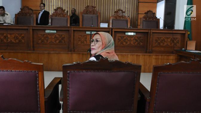 Ratna Sarumpaet duduk di kursi terdakwa Pengadilan Negeri (PN) Jakarta Selatan, Kamis (29/2). Ratna menjalani sidang dakwaan perdana atas kasus penyebaran berita hoaks yang menyebutkan wajah lebam. (Liputan6.com/Herman Zakharia) 