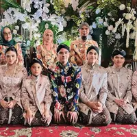 Adik Kandung dan Sambung Al Ghazali di Momen Siraman Kompak Dibalut Beskap dan Kebaya Adat Jawa. [@ahmaddhaniofficial]