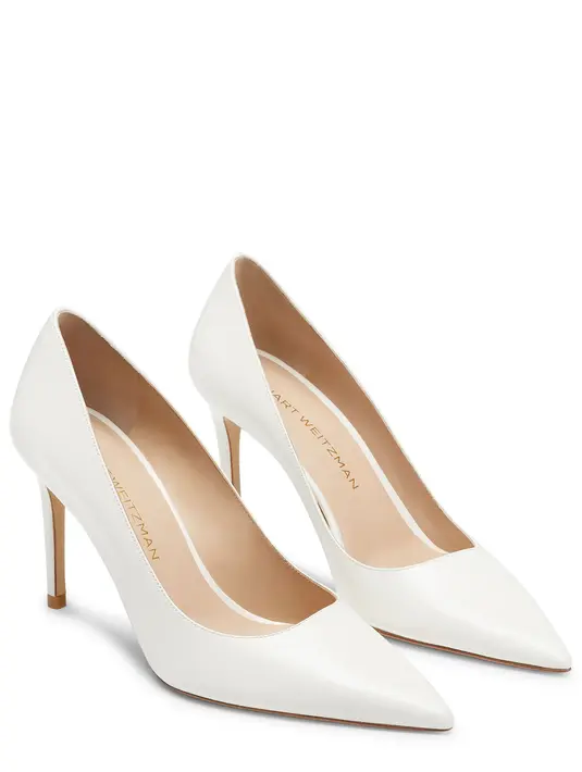 Tate McRae terlihat mengenakan Stuart Power 85 Pump berwarna putih dari Stuart Weitzman, merek sepatu mewah asal Amerika Serikat yang dikenal dengan desain elegan dan craftsmanship khas para artisan dari Spanyol. [Dok/Stuart Weitzman].