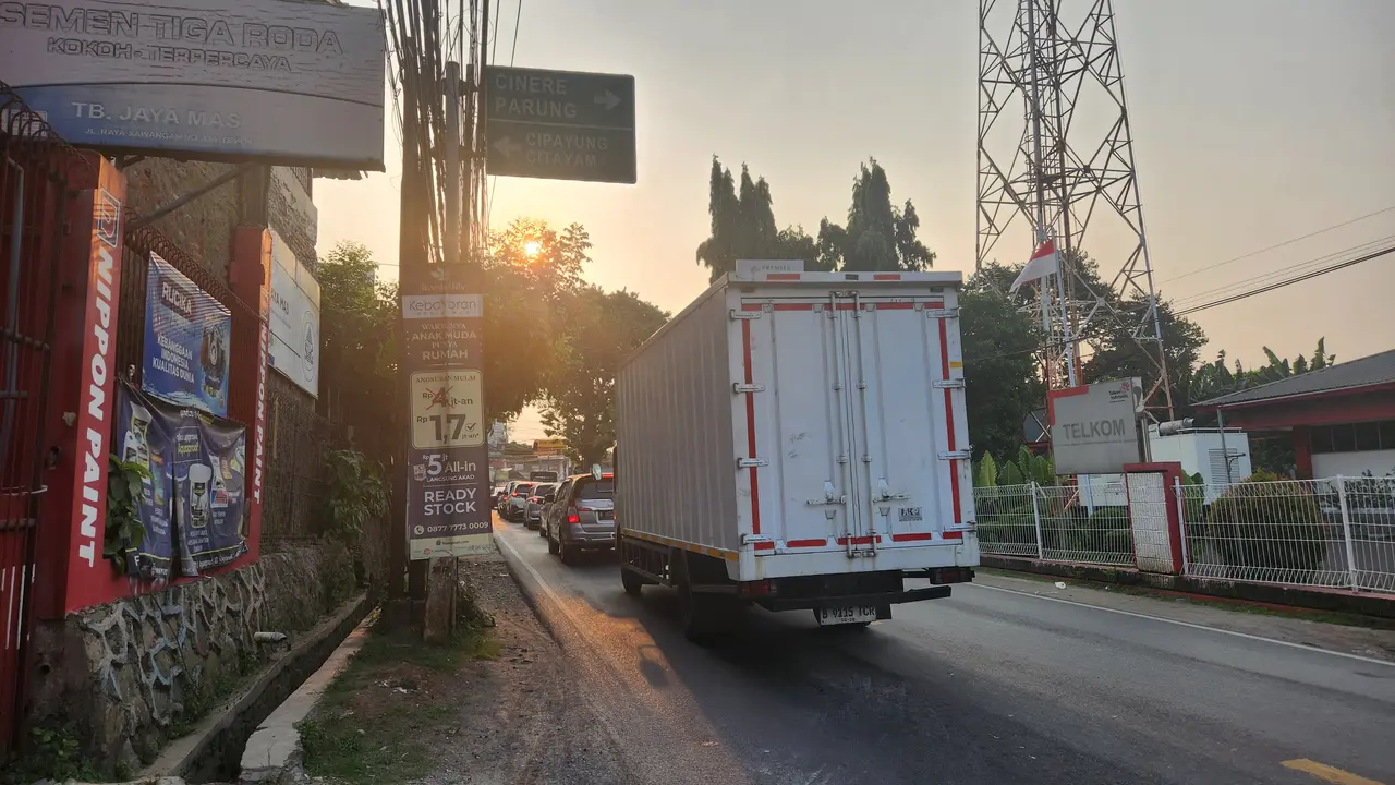 Sejumlah kendaraan tampak memadati Jalan Raya Sawangan yang kerap mengalami kemacetan, Depok. (Liputan6.com/Dicky Agung Prihanto)